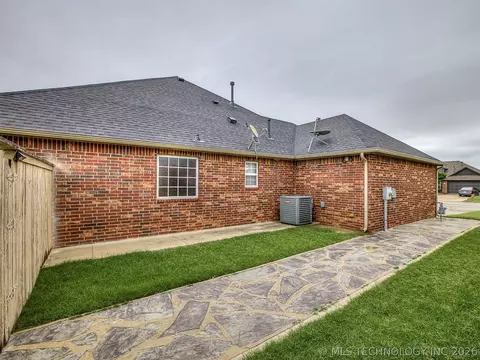 Exterior - 2312 E Queens St, Broken Arrow, OK 74012 photo 5 of 5