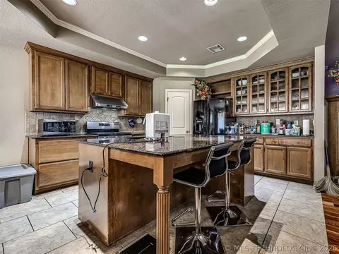 Kitchen - 2312 E Queens St, Broken Arrow, OK 74012 photo 6 of 6
