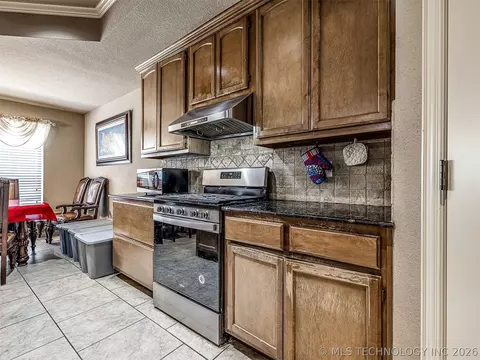 Kitchen - 2312 E Queens St, Broken Arrow, OK 74012 photo 2 of 6