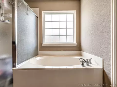 Bath - 2312 E Queens St, Broken Arrow, OK 74012 photo 5 of 9