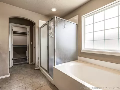 Bath - 2312 E Queens St, Broken Arrow, OK 74012 photo 4 of 9