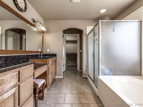Bath - 2312 E Queens St, Broken Arrow, OK 74012 photo 1 of 9