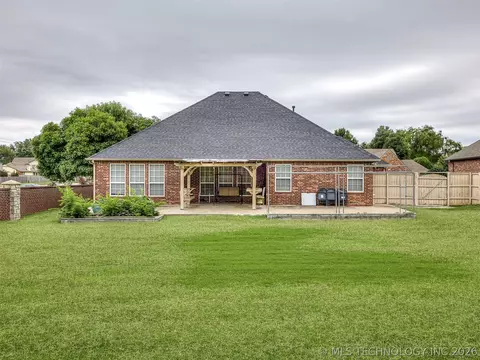 Exterior - 2312 E Queens St, Broken Arrow, OK 74012 photo 4 of 5