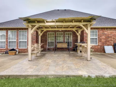Exterior - 2312 E Queens St, Broken Arrow, OK 74012 photo 3 of 5
