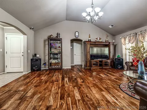 Living - 2312 E Queens St, Broken Arrow, OK 74012 photo 4 of 4
