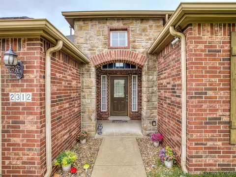Exterior - 2312 E Queens St, Broken Arrow, OK 74012 photo 2 of 5