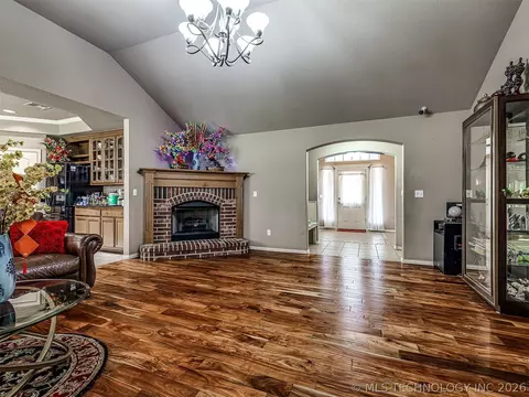 Living - 2312 E Queens St, Broken Arrow, OK 74012 photo 3 of 4