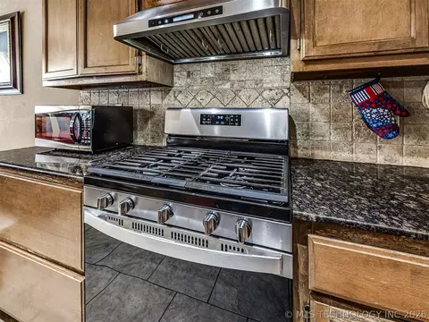 Kitchen - 2312 E Queens St, Broken Arrow, OK 74012 photo 3 of 6