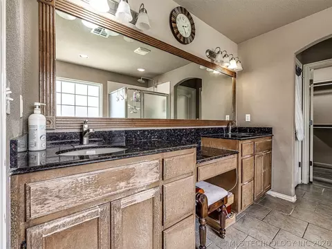 Bath - 2312 E Queens St, Broken Arrow, OK 74012 photo 2 of 9