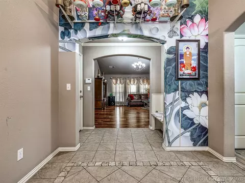 Entry Way - 2312 E Queens St, Broken Arrow, OK 74012 photo 1 of 4