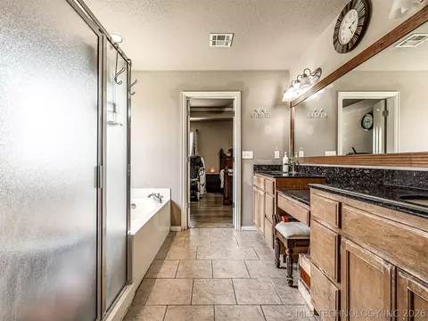 Bath - 2312 E Queens St, Broken Arrow, OK 74012 photo 3 of 9