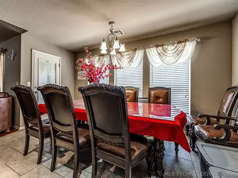 Dining - 2312 E Queens St, Broken Arrow, OK 74012 photo 2 of 2