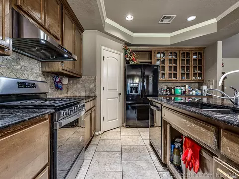 Kitchen - 2312 E Queens St, Broken Arrow, OK 74012 photo 4 of 6