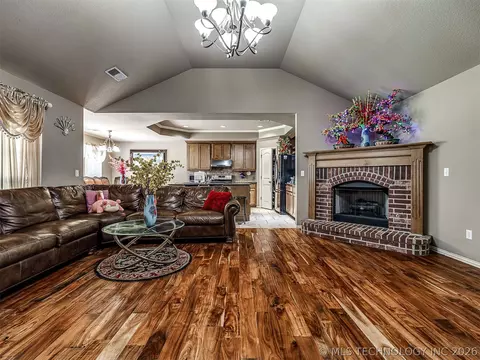 Living - 2312 E Queens St, Broken Arrow, OK 74012 photo 2 of 4