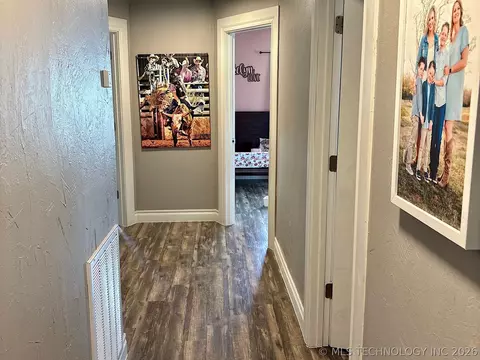 Entry Way - 802 S Howerton Ave, Cushing, OK 74023 photo 1 of 5