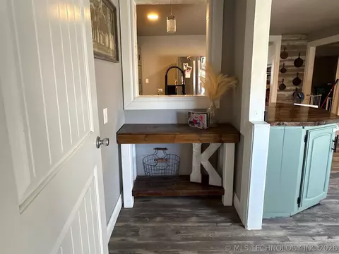 Entry Way - 802 S Howerton Ave, Cushing, OK 74023 photo 5 of 5