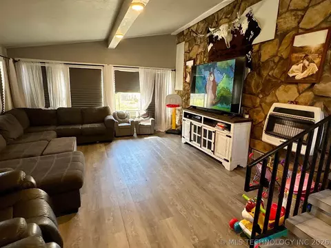Living - 802 S Howerton Ave, Cushing, OK 74023 photo 2 of 4