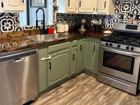 Kitchen - 802 S Howerton Ave, Cushing, OK 74023 photo 4 of 11