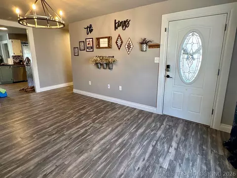 Entry Way - 802 S Howerton Ave, Cushing, OK 74023 photo 4 of 5