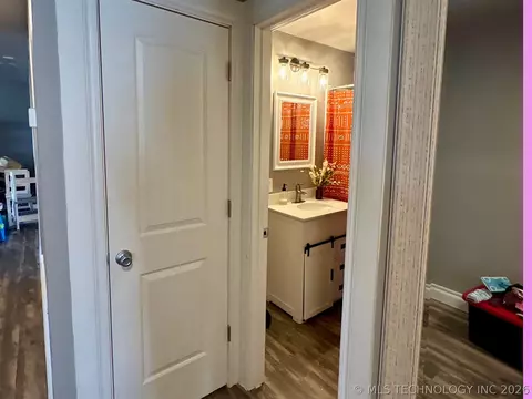 Entry Way - 802 S Howerton Ave, Cushing, OK 74023 photo 2 of 5
