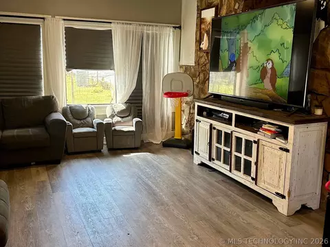 Living - 802 S Howerton Ave, Cushing, OK 74023 photo 1 of 4