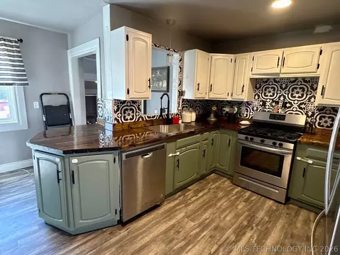 Kitchen - 802 S Howerton Ave, Cushing, OK 74023 photo 2 of 11