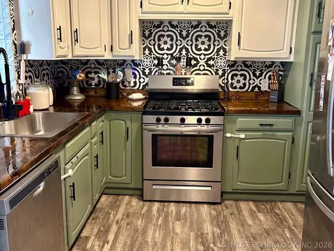 Kitchen - 802 S Howerton Ave, Cushing, OK 74023 photo 6 of 11