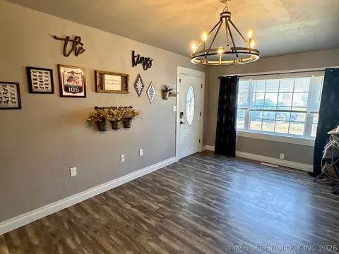 Entry Way - 802 S Howerton Ave, Cushing, OK 74023 photo 3 of 5