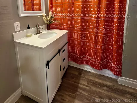 Bath - 802 S Howerton Ave, Cushing, OK 74023 photo 2 of 5
