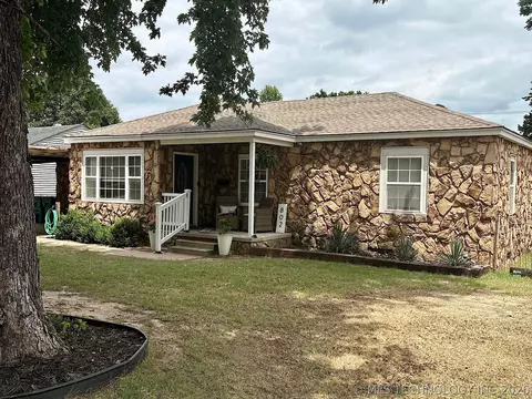 Exterior - 802 S Howerton Ave, Cushing, OK 74023 photo 3 of 15
