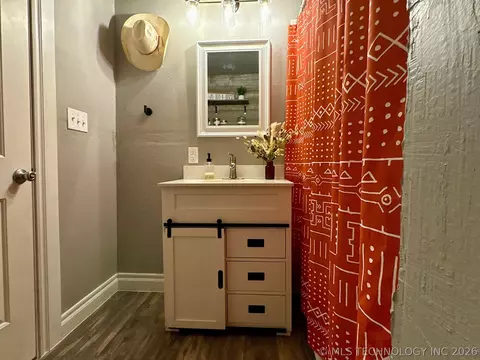Bath - 802 S Howerton Ave, Cushing, OK 74023 photo 5 of 5