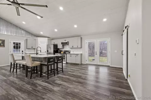 Kitchen - 169 Cardinal, Colbert, OK 74733 photo 1 of 3