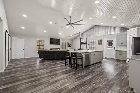 Entry Way - 169 Cardinal, Colbert, OK 74733 photo 2 of 3