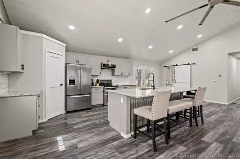 Kitchen - 169 Cardinal, Colbert, OK 74733 photo 3 of 3