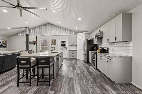 Kitchen - 169 Cardinal, Colbert, OK 74733 photo 2 of 3