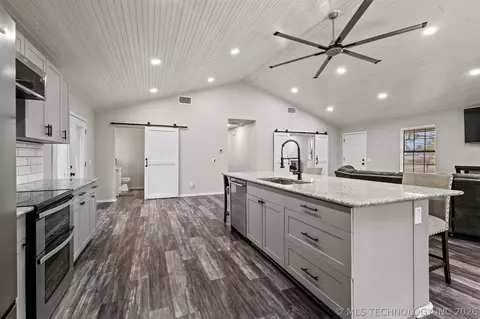 Entry Way - 169 Cardinal, Colbert, OK 74733 photo 3 of 3