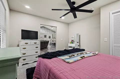 Bedroom - 169 Cardinal, Colbert, OK 74733 photo 6 of 6
