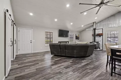 Entry Way - 169 Cardinal, Colbert, OK 74733 photo 1 of 3