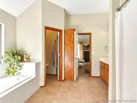Bath - 507 Windemere, Ada, OK 74820 photo 1 of 10