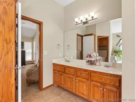 Bath - 507 Windemere, Ada, OK 74820 photo 6 of 10