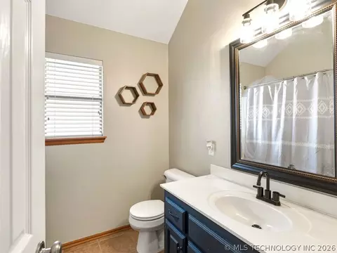 Bath - 507 Windemere, Ada, OK 74820 photo 7 of 10