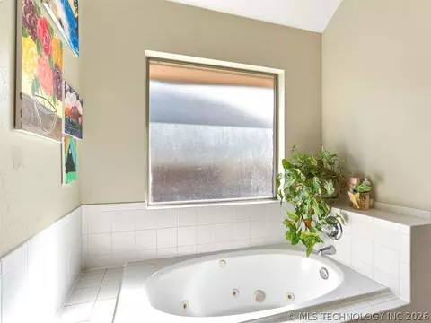 Bath - 507 Windemere, Ada, OK 74820 photo 4 of 10