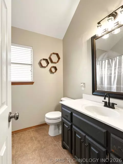Bath - 507 Windemere, Ada, OK 74820 photo 8 of 10