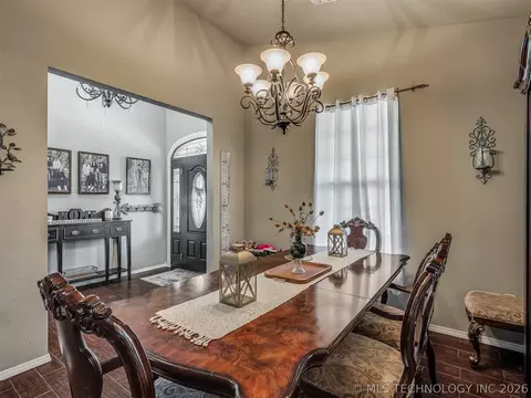 Dining - 808 N E St, Eufaula, OK 74432 photo 2 of 4