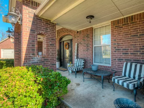 Exterior - 808 N E St, Eufaula, OK 74432 photo 4 of 13