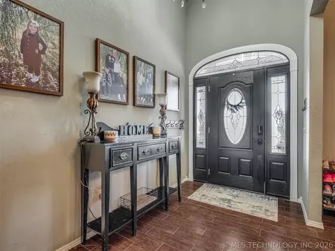 Entry Way - 808 N E St, Eufaula, OK 74432 photo 3 of 4