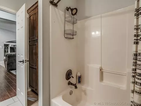 Bath - 808 N E St, Eufaula, OK 74432 photo 9 of 10