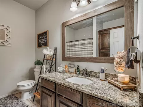 Bath - 808 N E St, Eufaula, OK 74432 photo 8 of 10