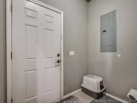 Entry Way - 808 N E St, Eufaula, OK 74432 photo 4 of 4