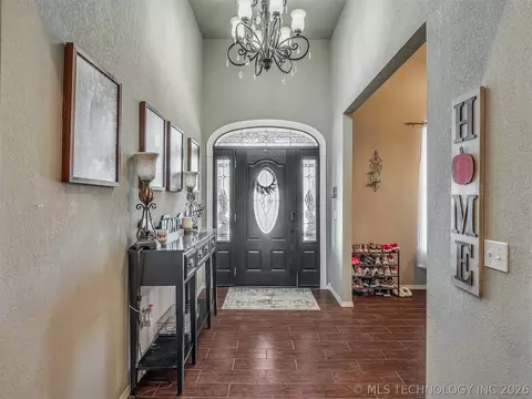 Entry Way - 808 N E St, Eufaula, OK 74432 photo 2 of 4